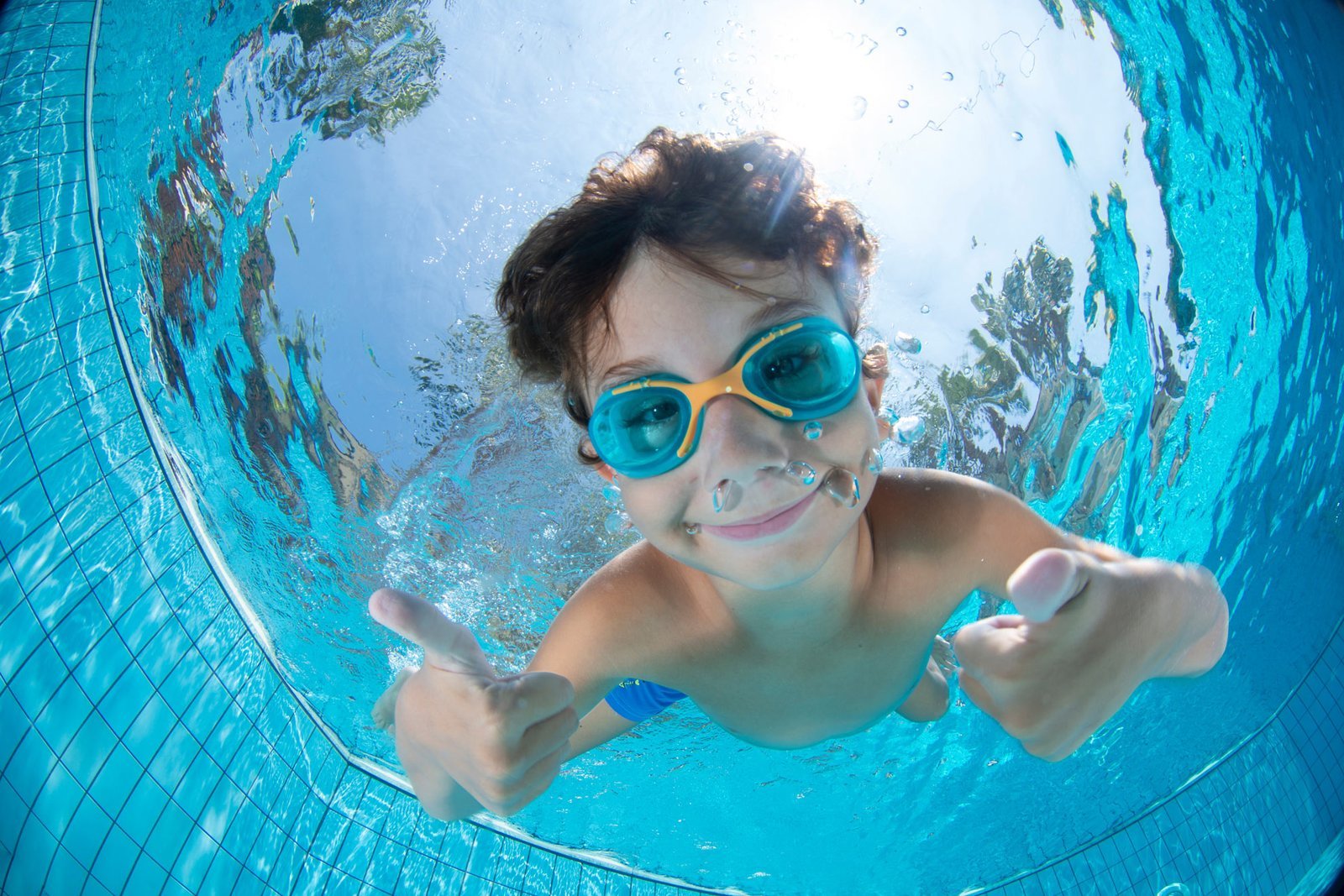 Enfants apprenant la natation à la piscine ITELA d'Arlon